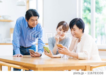 ダイニングでスマホを見る家族 ダイニングでスマホを見る家族 116783330