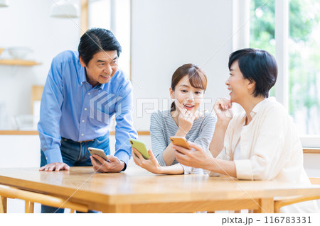 ダイニングでスマホを見る家族 ダイニングでスマホを見る家族 116783331