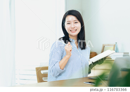 パソコン作業をする女性 パソコン作業をする女性 116783366