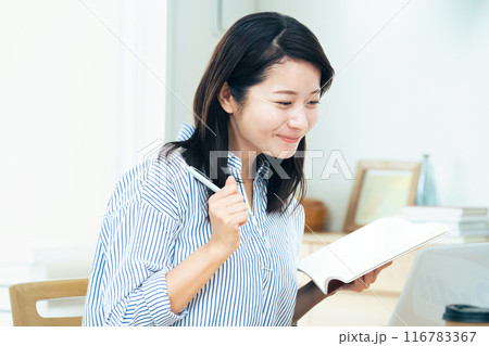 パソコン作業をする女性 パソコン作業をする女性 116783367