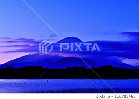 精進湖から夜明けの富士山の風景 精進湖から夜明けの富士山の風景 116783463
