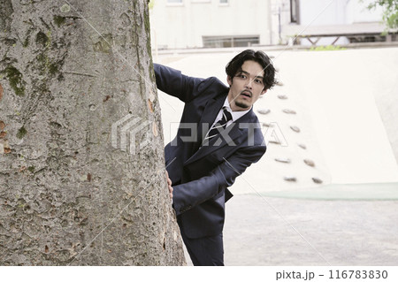 木の影からこっそり覗く男性 木の影からこっそり覗く男性 116783830