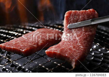 焼肉イメージ　網焼き 116784083