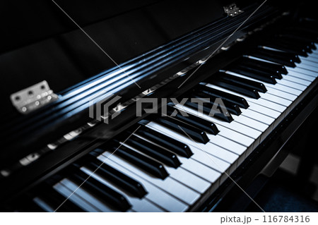 古いピアノの鍵盤 古いピアノの鍵盤 116784316