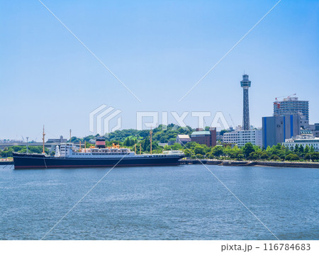 横浜　マリンタワーと氷川丸 116784683