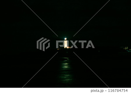 夜の灯台 116784754