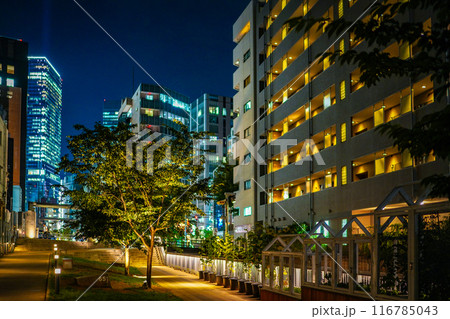 渋谷の夜のアパート 116785043