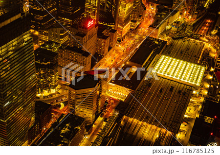 夜光る街角と高速道路 116785125