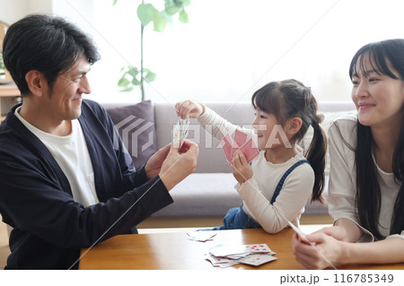 トランプで遊ぶ家族 116785349