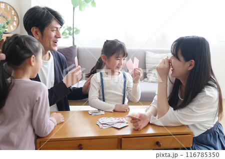 トランプで遊ぶ家族 トランプで遊ぶ家族 116785350