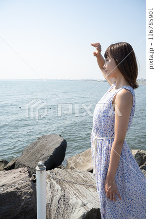 海を眺める女性 116785901