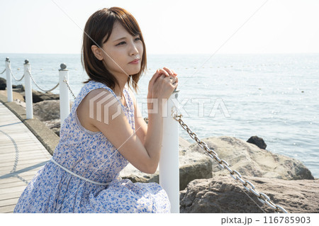 海をバックにポーズをとる女性 海をバックにポーズをとる女性 116785903