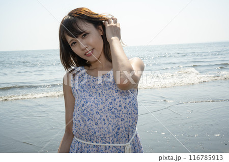 海辺に立つ女性 海辺に立つ女性 116785913