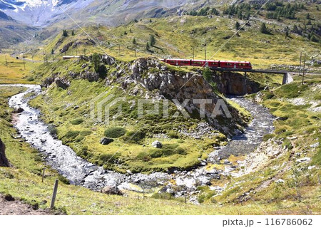 大きく露出した岩を避けて通る列車 大きく露出した岩を避けて通る列車 116786062