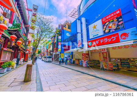 日本の横浜都市景観 7月。横浜中華街などを望む。中華街大通りは人影がまばらだがお昼には…＝18日 116786361