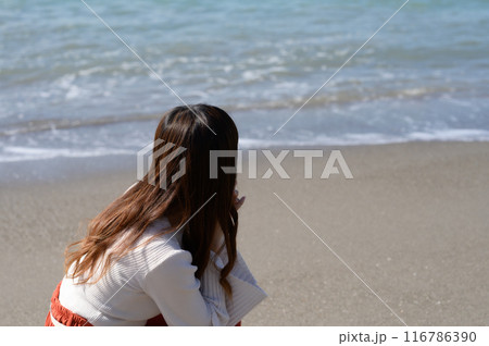 砂浜で遊ぶ女性 砂浜で遊ぶ女性 116786390