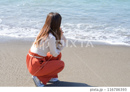 砂浜で遊ぶ女性 116786393