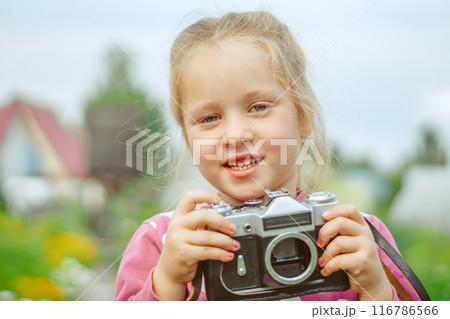 A little girl with a camera 116786566