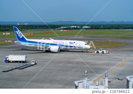 飛行機　空港　滑走路 116786621