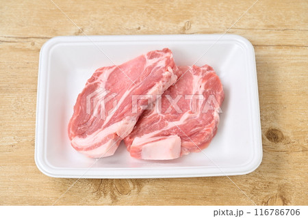 食材、豚肉、ポーク、肩ロース肉、精肉。カツ、トンテキ用。トレー。 116786706