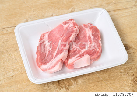 食材、豚肉、ポーク、肩ロース肉、精肉。カツ、トンテキ用。トレー。 116786707