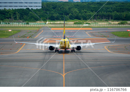 滑走路に向かう飛行機 滑走路に向かう飛行機 116786766