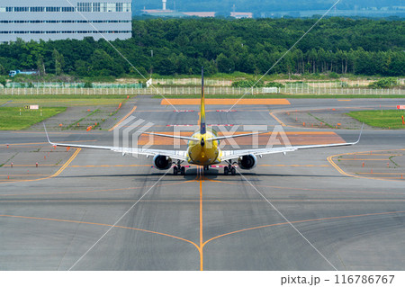 滑走路に向かう飛行機 116786767
