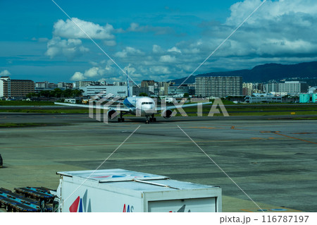 着陸する旅客機 116787197