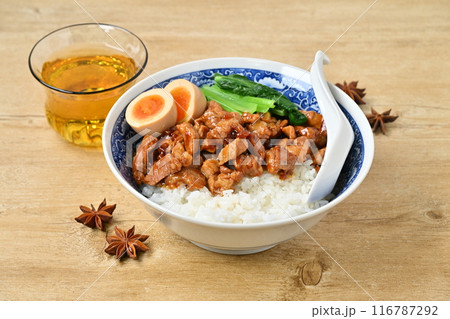 ルーローハン、ルーロー飯、魯肉飯。台湾料理、豚肉の甘めスパイス煮。 116787292