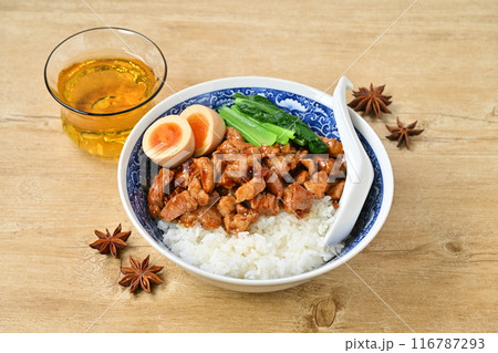 ルーローハン、ルーロー飯、魯肉飯。台湾料理、豚肉の甘めスパイス煮。 116787293