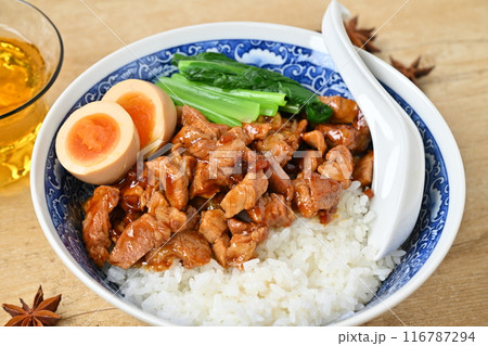 ルーローハン、ルーロー飯、魯肉飯。台湾料理、豚肉の甘めスパイス煮。 116787294