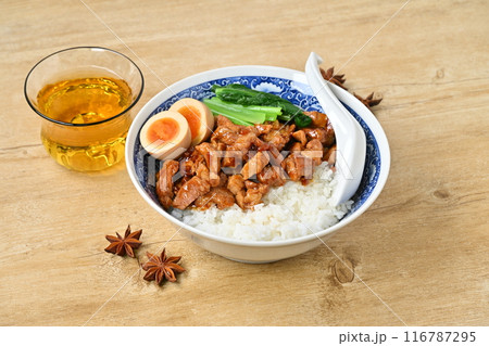 ルーローハン、ルーロー飯、魯肉飯。台湾料理、豚肉の甘めスパイス煮。 116787295