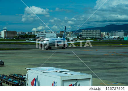 飛行機 空港 滑走路 飛行機 空港 滑走路 116787305