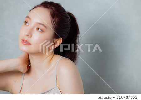 ポニーテールの女性 116787352