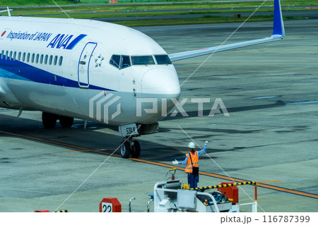 飛行機　空港　滑走路 116787399