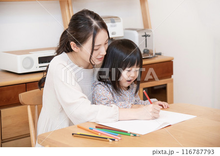 お絵描きする親子 保育 お絵描きする親子 保育 116787793