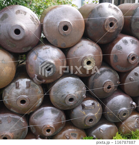 焼酎造りに使う大型の陶製の瓶 116787887