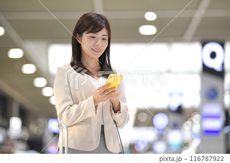 空港　旅行　出張　女性　待ち合わせ 116787922