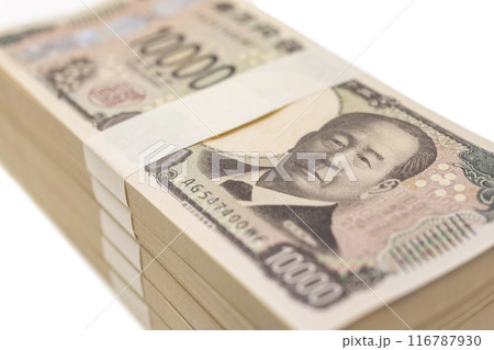 斜めのアングルで撮影した日本の新紙幣の500万円の束 斜めのアングルで撮影した日本の新紙幣の500万円の束 116787930