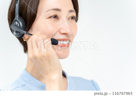 ミドル女性　ビジネス　オペレーター 116787965