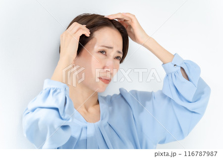 ミドル女性 ヘアケア 悩む ミドル女性 ヘアケア 悩む 116787987