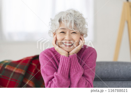 カメラ目線で笑顔のシニア女性 116788021