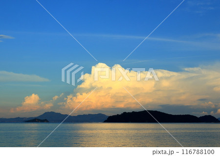 夕日をうけてオレンジ色に染まる 瀬戸内海上空の雲 116788100