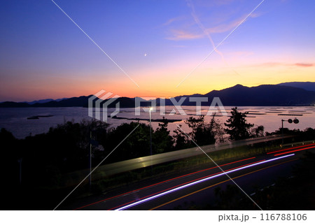 夕暮れの瀬戸内海と さざなみ海道 夕暮れの瀬戸内海と さざなみ海道 116788106