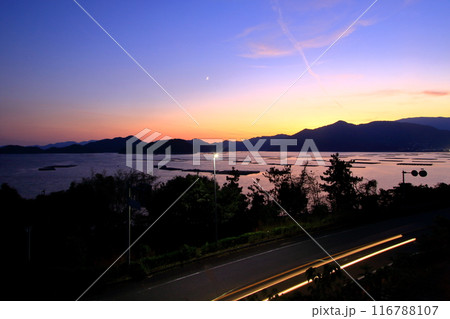 夕暮れの瀬戸内海と さざなみ海道 116788107
