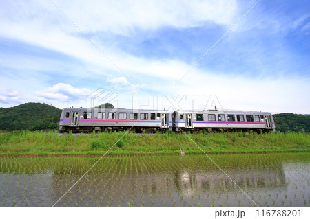 田植えの頃の芸備線 116788201