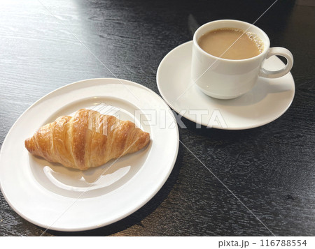 クロワッサンとカフェオレ クロワッサンとカフェオレ 116788554