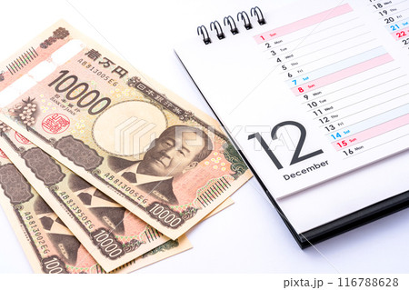 12月のカレンダーと一万円札。 116788628