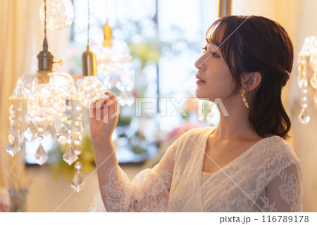 パーティーに参加する若い女性 パーティーに参加する若い女性 116789178