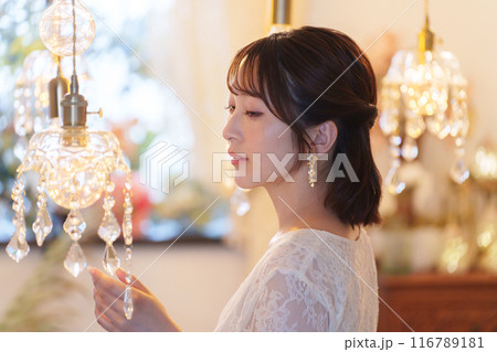パーティーに参加する若い女性 パーティーに参加する若い女性 116789181